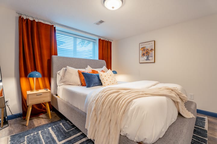 Капана во светлина и четкана со смирувачки нијанси, секоја спална соба е мека прегратка. Завиткани во удобни текстури и топли шуми, тие шепотат одмор, обновување и најслаткото од соништата. +ваш приватен телевизор и далечинско.