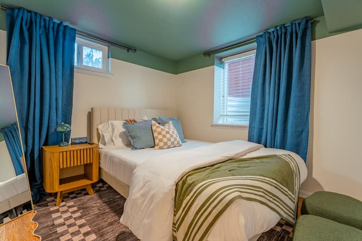 Капана во светлина и четкана со смирувачки нијанси, секоја спална соба е мека прегратка. Завиткани во удобни текстури и топли шуми, тие шепотат одмор, обновување и најслаткото од соништата. +ваш приватен телевизор и далечинско.