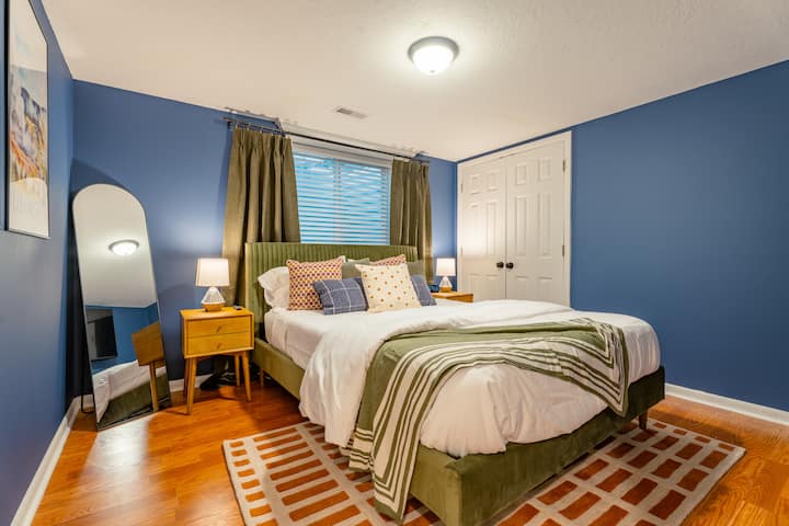 Капана во светлина и четкана со смирувачки нијанси, секоја спална соба е мека прегратка. Завиткани во удобни текстури и топли шуми, тие шепотат одмор, обновување и најслаткото од соништата. +ваш приватен телевизор и далечинско.