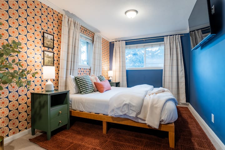 Капана во светлина и четкана со смирувачки нијанси, секоја спална соба е мека прегратка. Завиткани во удобни текстури и топли шуми, тие шепотат одмор, обновување и најслаткото од соништата. +ваш приватен телевизор и далечинско.