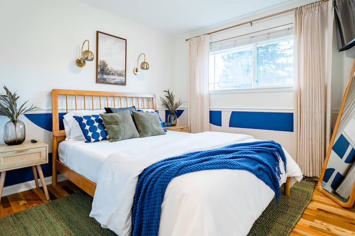 Капана во светлина и бакнувана со сини нијанси, оваа спална соба изгледа како нежно издишување. Завиткано во меки текстури и топло дрво, шепоти од одмор, обновување и ветување за слатки соништа.