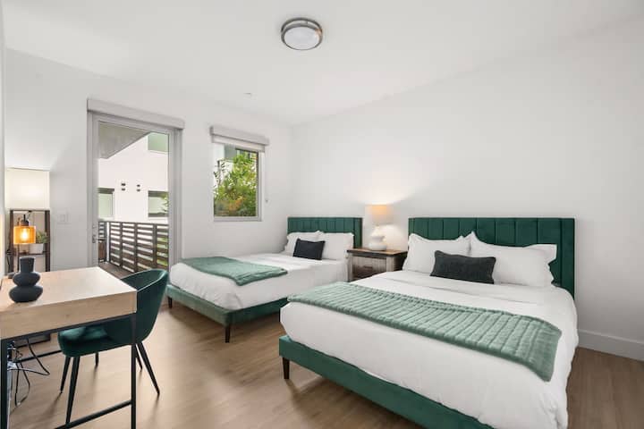 Ფართო მეორე საძინებელი ორი ორადგილიანი საწოლით.