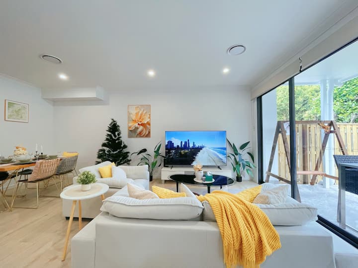 Brand New,3b&2.5b Modern Cozy Home, Wi-fi, Garage. - Gold Coast