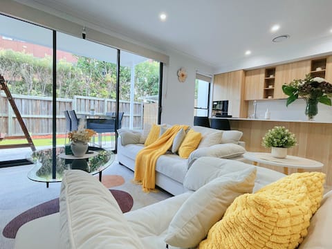 Brand New,3B&2.5B modern Cozy Home, WI-FI, Garage.