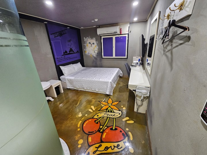 نحن نقدم سرير بحجم كوين. جميع الغرف لها نفس التصميم والحجم، على الرغم من أن التصميم مختلف.