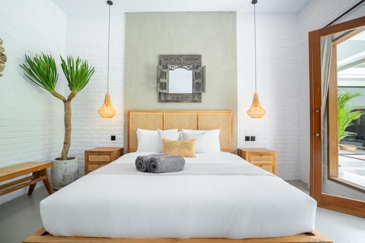 Descubre un toque de elegancia en Villa con nuestra decoración de cama de estilo único, una combinación perfecta de comodidad y arte que crea un ambiente acogedor para tu estadía. 