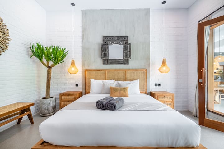 Descubre un toque de elegancia en Villa con nuestra decoración de cama de estilo único, una combinación perfecta de comodidad y arte que crea un ambiente acogedor para tu estadía.