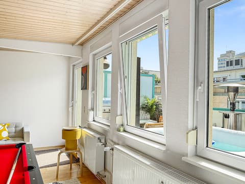 Top Airbnb: Rooftop Penthouse with Hot Tub in Rathaus