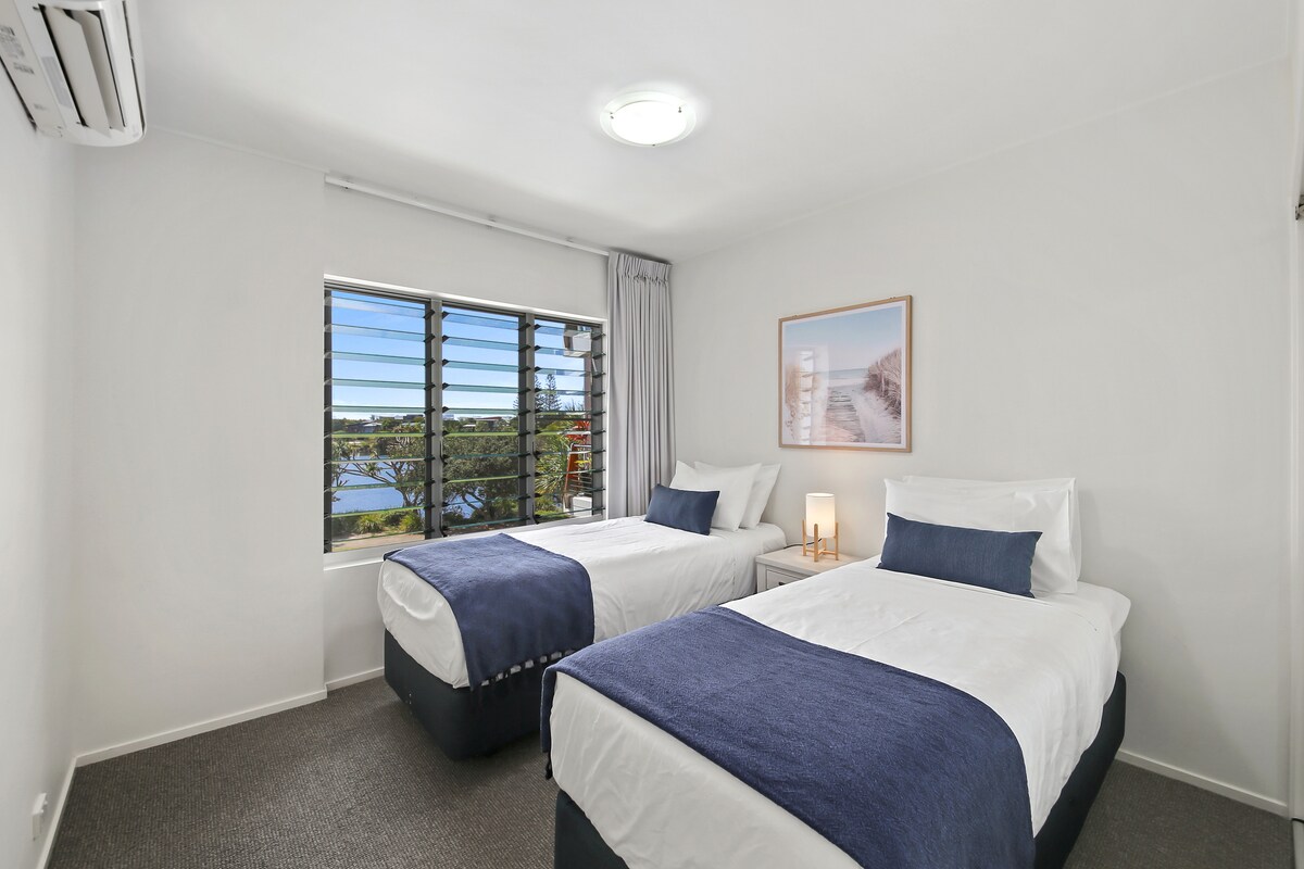 חדר שינה שני יפהפה ממוזג עם נוף לגונה.