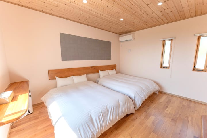 ダブルベッドを2台ご用意。柔らかい木の温もりを感じられるデザインに仕上げ、ゆったりと眠りにつけるスペースに。