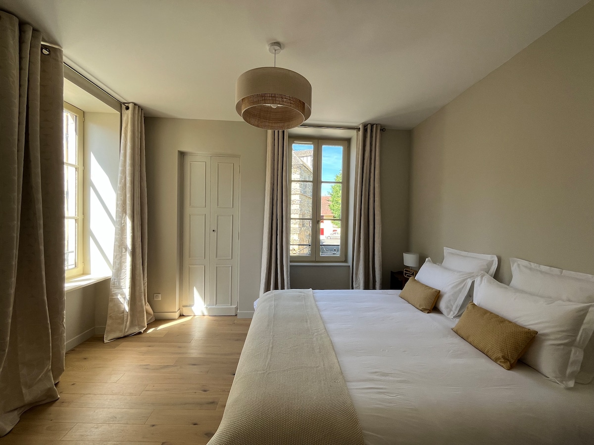 Cama tamaño king, prestamos especial atención a la calidad de nuestros colchones, ventanas con persianas y cortinas opacas, armarios de almacenamiento. Baño e inodoro directamente accesibles desde la habitación. Aire acondicionado.