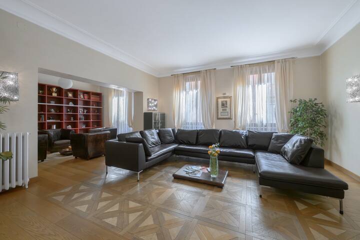 The Spanish Steps Condotti Luxury Apartment gallery image 3