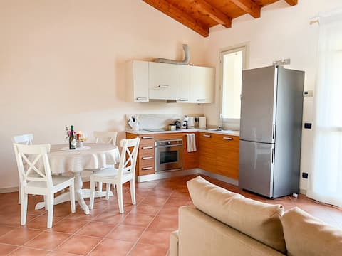 Airbnb con migliori performance: 5 Pools, Jacuzzi, Close to the lake & town center a Manerba Del Garda