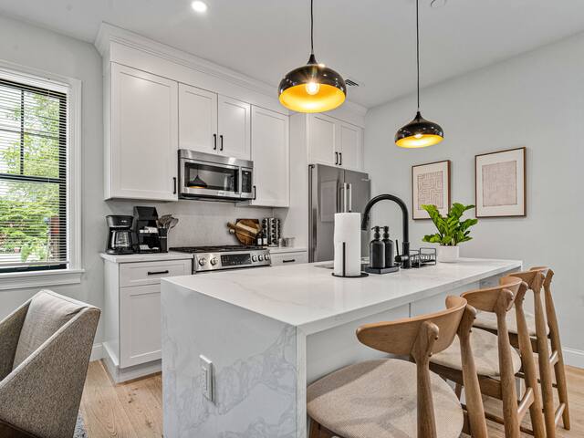 Modern 5B3B in Boston | Steps to Convention Center gallery image 5