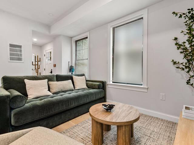 Modern 5B3B in Boston | Steps to Convention Center gallery image 3