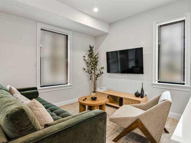 Modern 5B3B in Boston | Steps to Convention Center gallery image 4