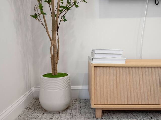 Modern 5B3B in Boston | Steps to Convention Center gallery image 2