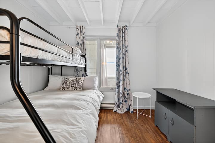 Kitanda cha ghorofa katika chumba cha pili cha kulala