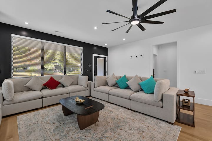 Aruna - Luxury Raleigh Home | 7 Brs + 2 Rooftops - Raleigh, NC