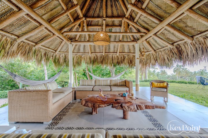 Spoločenský priestor na odpočinok, rodinné zdieľanie a relaxáciu v tropickom vánku.