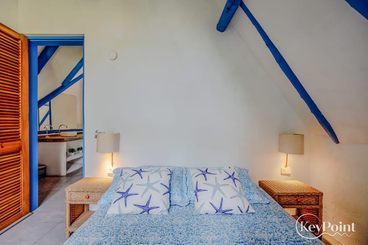 Intímny a jasný priestor navrhnutý na odpočinok s čerstvým a morským nádychom.