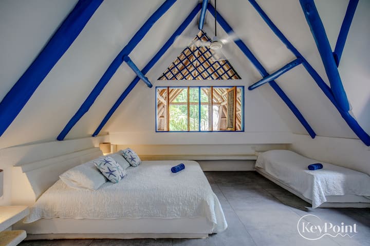 Je ideálny pre rodiny alebo skupiny a ponúka priestrannosť a pohodlie v chladnom a svetlom prostredí.