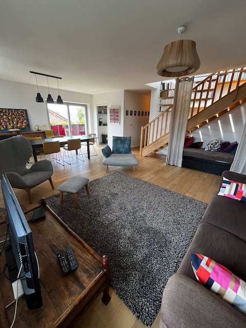 Stylish 100 m² w/ Rooftop, Gateway to Paris