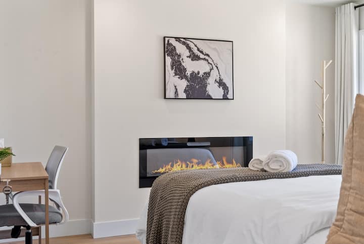 Stay Alpha Home  Designer Room With Fireplace - San Mateo, CA