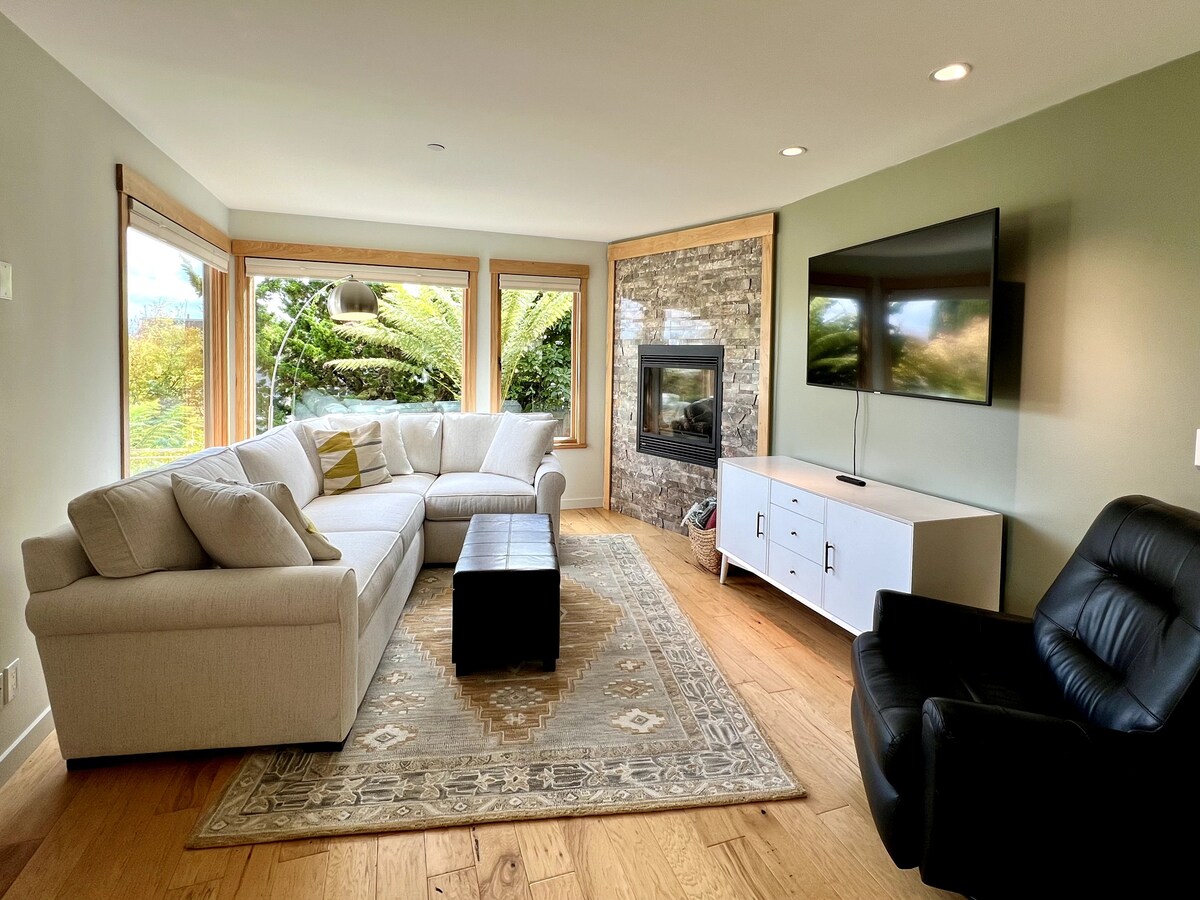 Sala de estar con sofá cama tamaño completo y chimenea de gas. Televisión inteligente con aplicaciones de streaming.