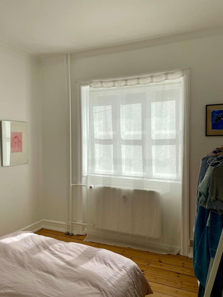 ห้องนอน ที่นอนเมมโมรี่โฟมขนาดควีนไซส์คุณภาพเทมเปอร์ ผ้านวมขนเป็ดสำหรับเตียงคู่และเตียงเดี่ยว + ราวแขวนเสื้อผ้า