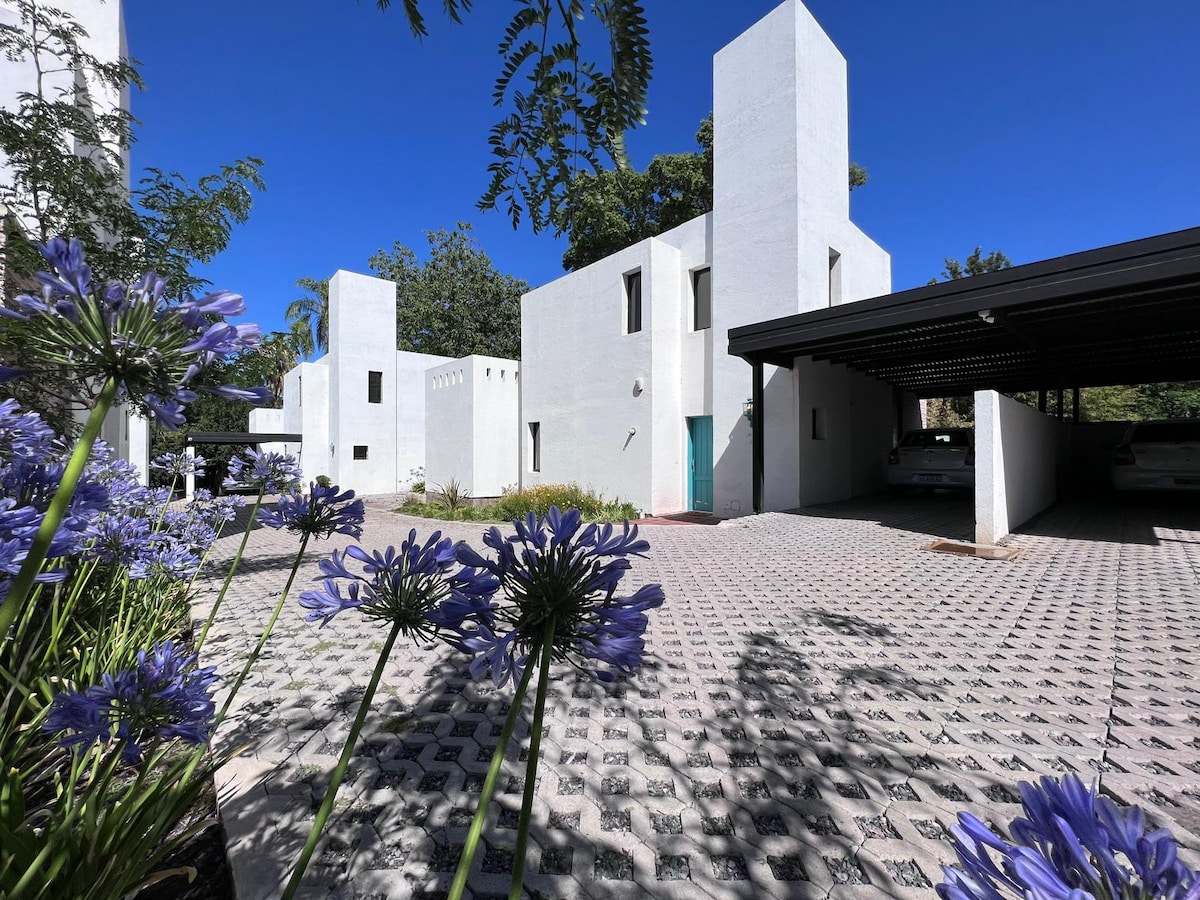Popular Airbnb listing: Golf Gardens House 1 in Villa Allende