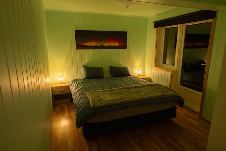 Пространа главна спална соба со брачен кревет и плакар.