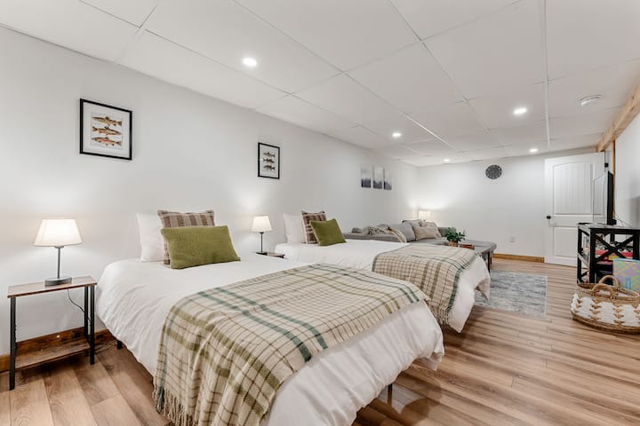 שתי מיטות זוגיות עם טלוויזיה ומשחקים