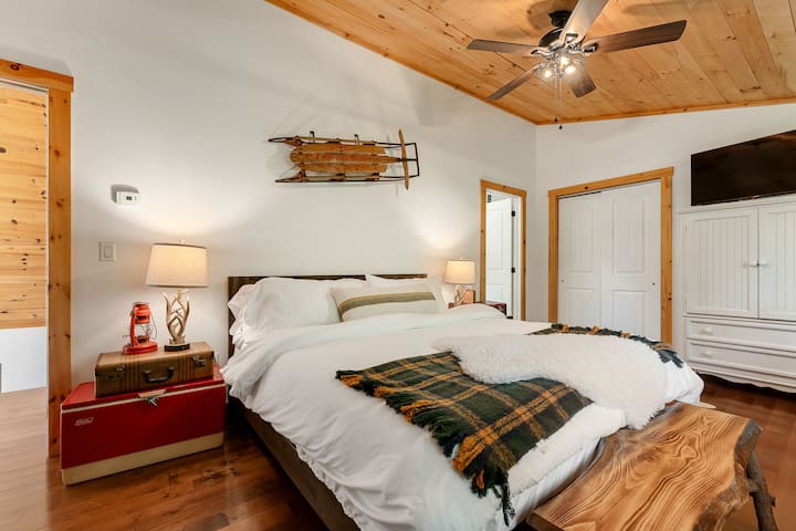 מיטת קינג סייז בסוויטה הראשית