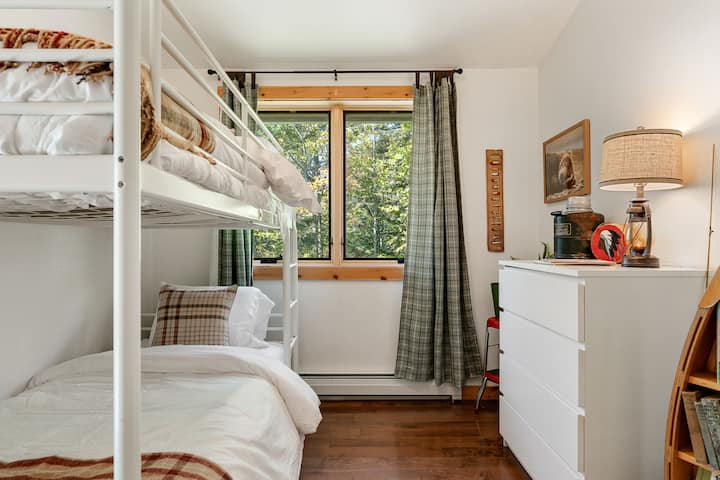 מיטות קומתיים בגודל זוגי הממוקמות מחוץ לחדר השינה הראשי.