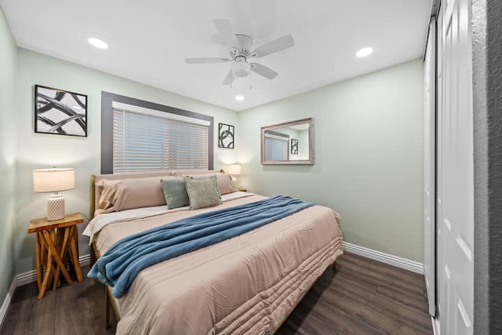 Útulná posteľ s upokojujúcimi tónmi a jemným osvetlením pre pokojné noci.