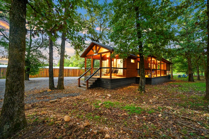 Tree-mendous: Cozy Cabin W/ Hot Tub & Games, Pets - Hochatown, OK