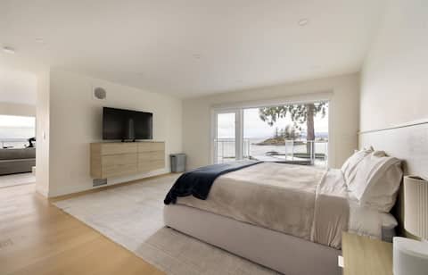 Eagle View Suite — Ocean Views + Private Lounge