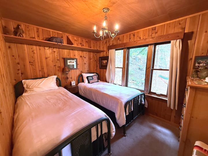 Dve samostatné postele, nekonečné možnosti na odpočinok a relax.