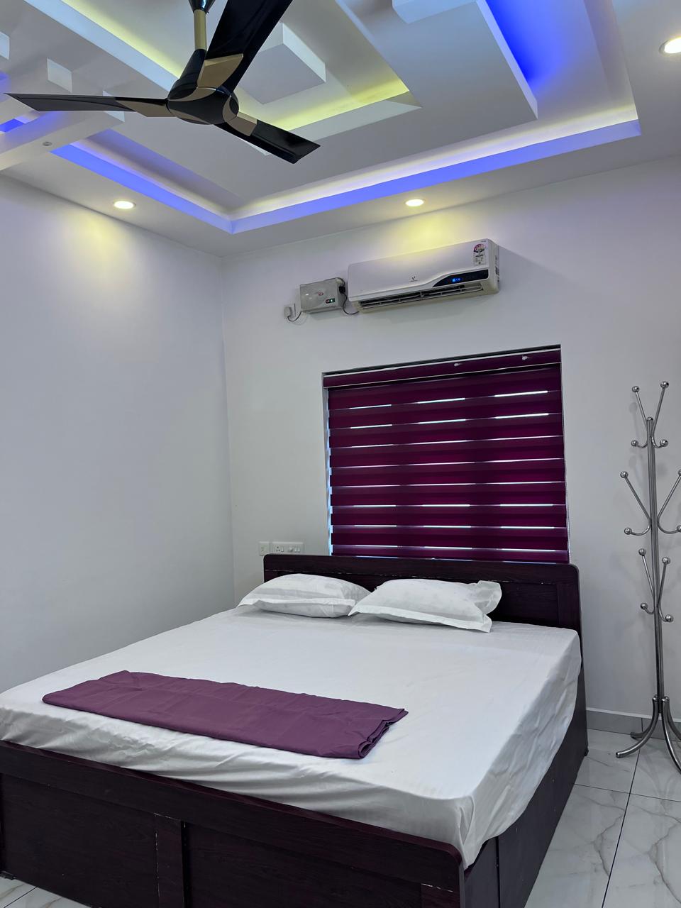 Dormitorio principal con baño y aire acondicionado 