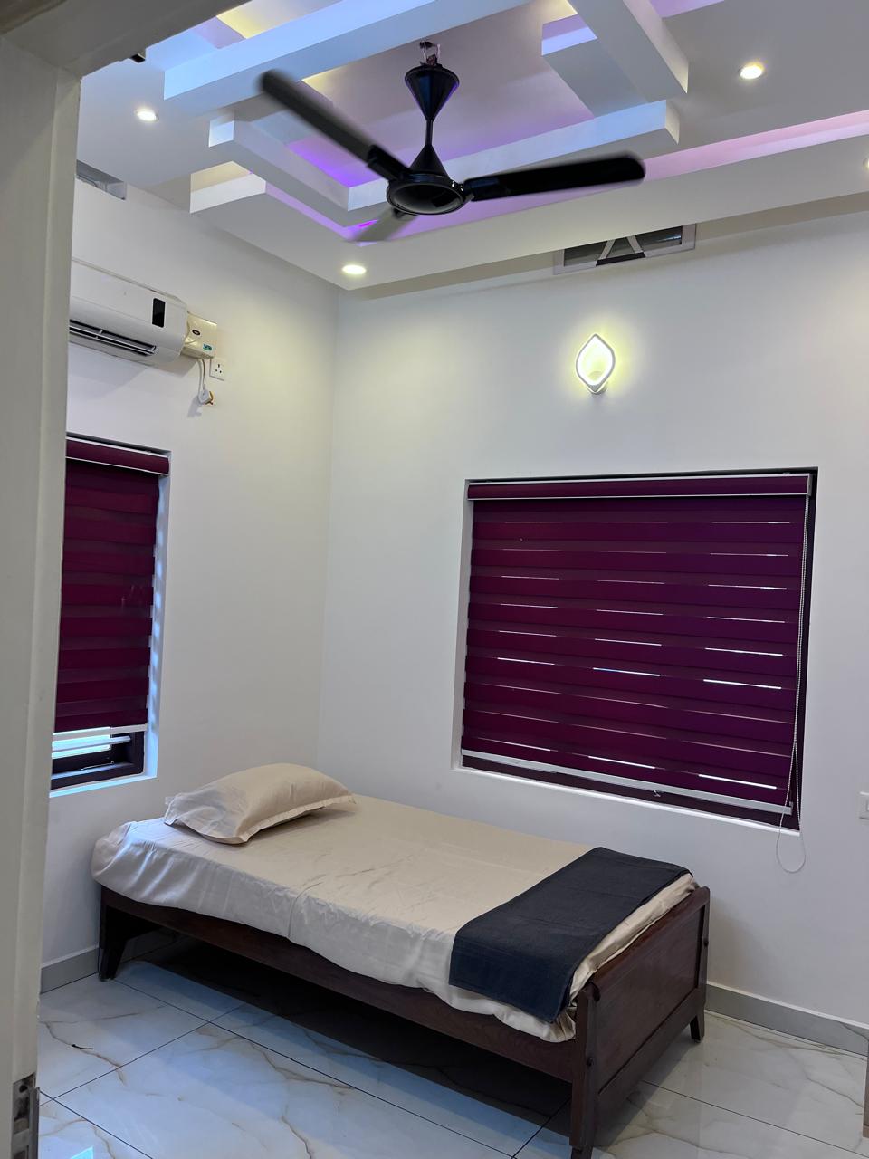 Dormitorio con baño adjunto, cama pequeña y aire acondicionado 