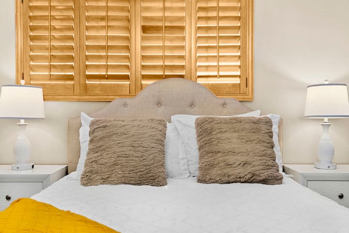 Relájate en esta acogedora habitación con ropa de cama lujosa, iluminación cálida y detalles en madera natural. El lugar perfecto para una noche de sueño reparador después de un día de exploración. ✨