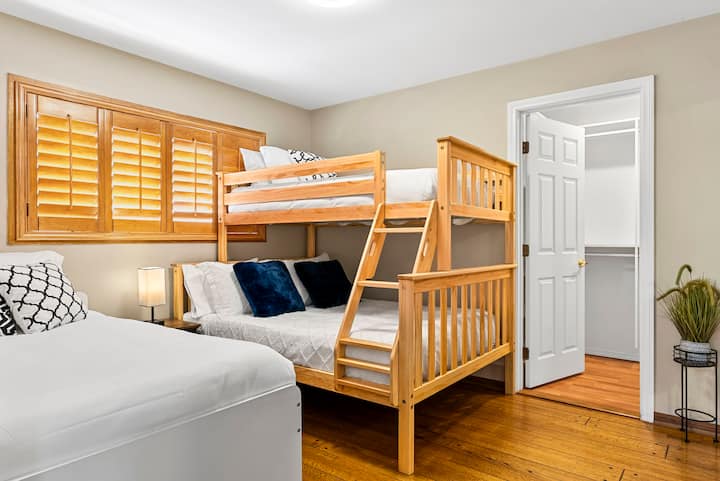 Perfecto para grupos y familias, este dormitorio cuenta con una litera con colchones completos y gemelos, además de una cama de tamaño completo adicional, con mucho espacio para que todos descansen cómodamente. ️✨