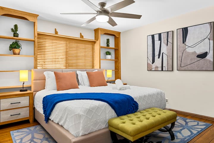 Relájate en este espacioso dormitorio tamaño king con decoración moderna, ropa de cama acogedora y una luz cálida. Las estanterías y los asientos incorporados añaden comodidad y estilo para una noche de sueño reparador. ️✨