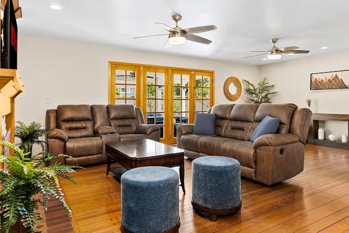 Esta espaciosa sala de estar ofrece amplios asientos, una decoración elegante y grandes puertas francesas que inundan el espacio con luz natural. Perfecto para descansar, leer o disfrutar de tiempo de calidad con tu grupo. ☀️️✨