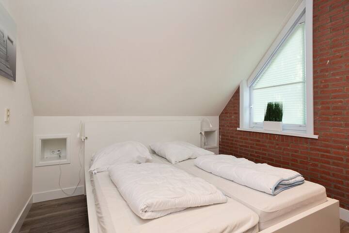 שתי מיטות יחיד מחוברות זו לזו = lits jumeaux/מיטות זוגיות. 
שניהם עם מזרן יחיד ושמיכת פוך יחידה.