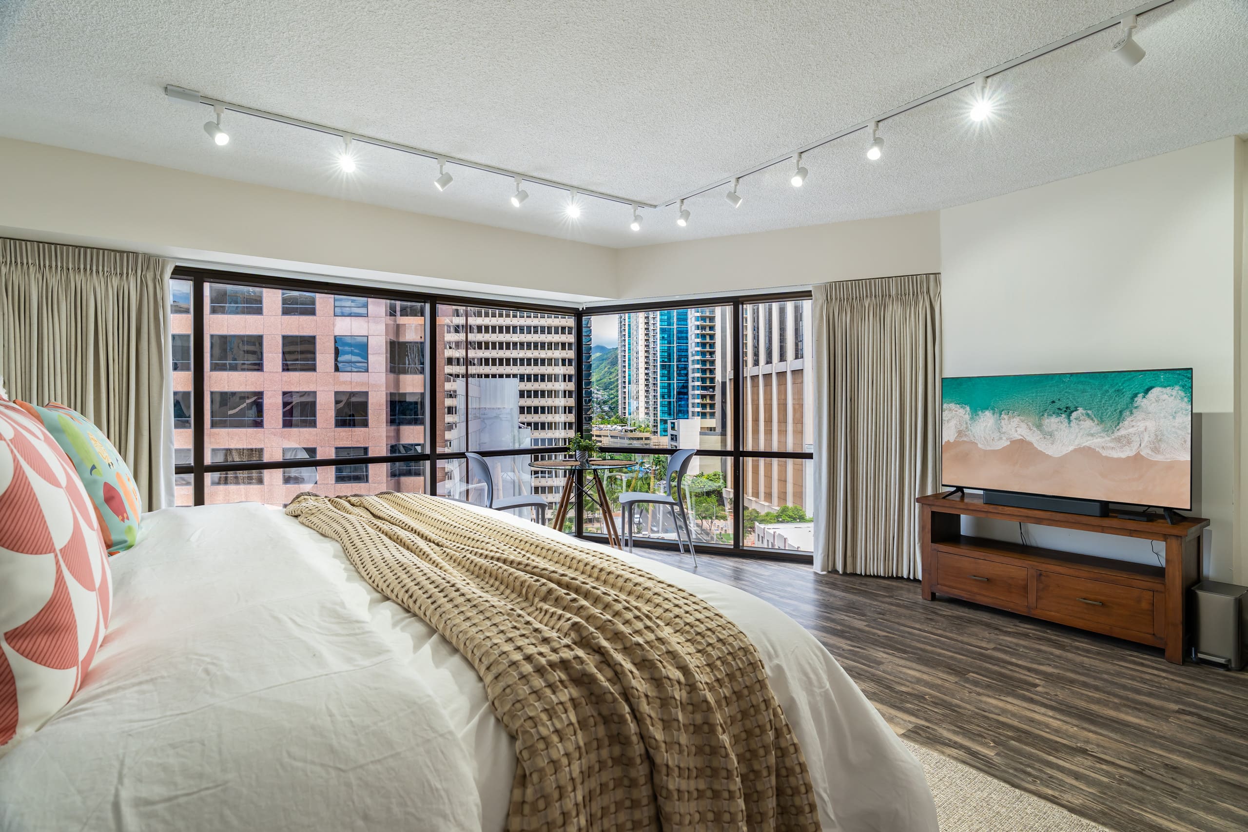 Honolulu Hideaway | Parking Included - Image 17