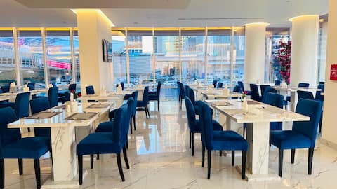 Successful Airbnb property: Deluxe King Central Dubai with Luxury Amenities in Trade Center Second