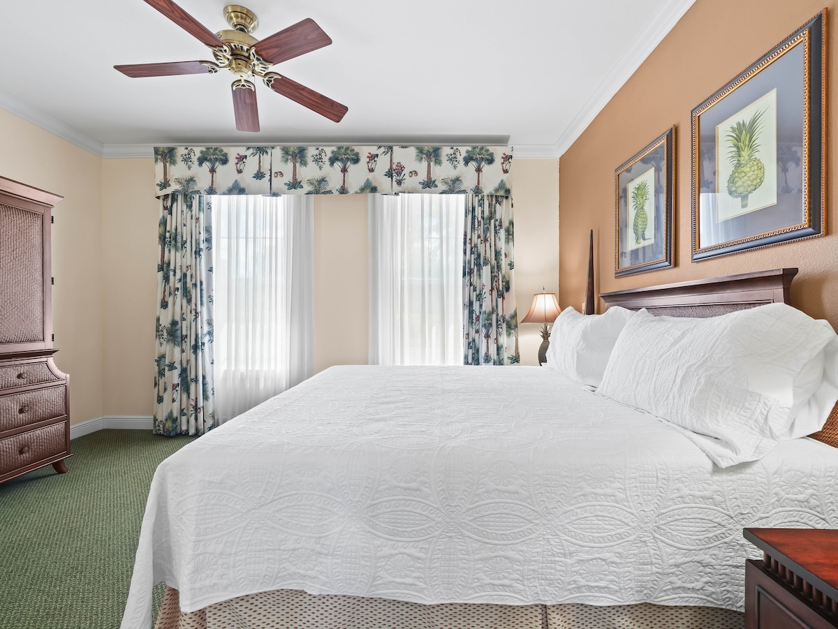 חדר שינה ראשי עם מיטת קינג סייז וחדר רחצה צמוד. מאוורר תקרה וטלוויזיה. וילונות האפלה.