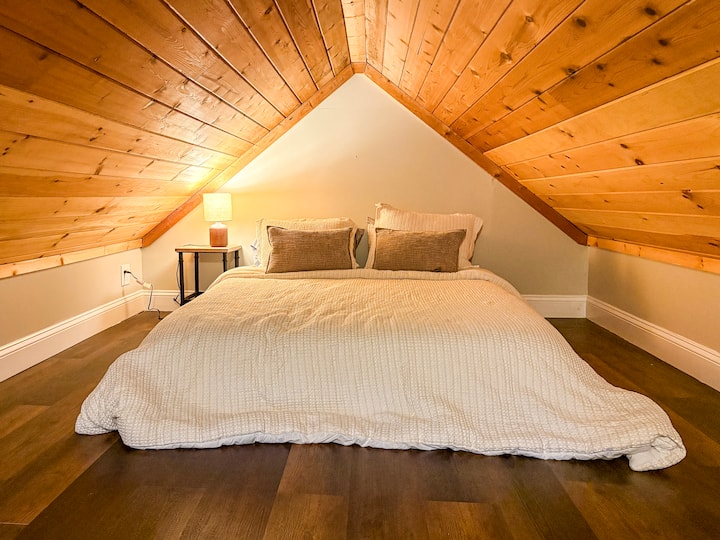 Удобен брачен кревет (широк 150-179 см) во поткровјето